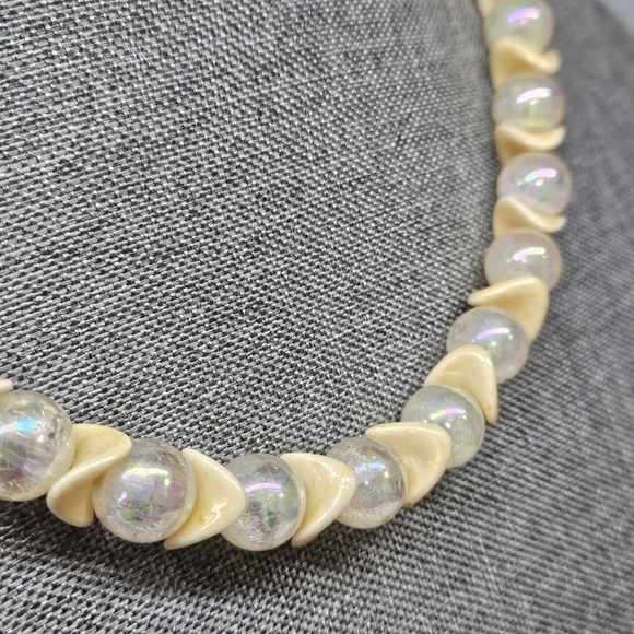 VINTAGE Cream and Iridescent Beaded Strand Flower Box Clasp Necklace Japan - Picture 4 of 8